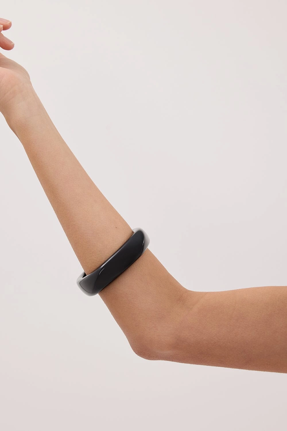 NOAH THE LABEL BLACK RESIN BANGLE